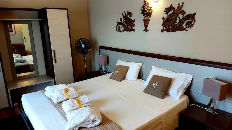 Superior King Room with Balcony image 3