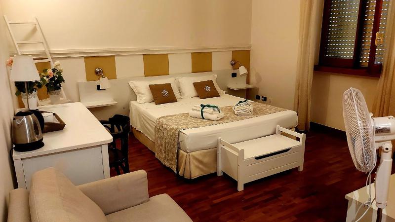 Deluxe Room image 3