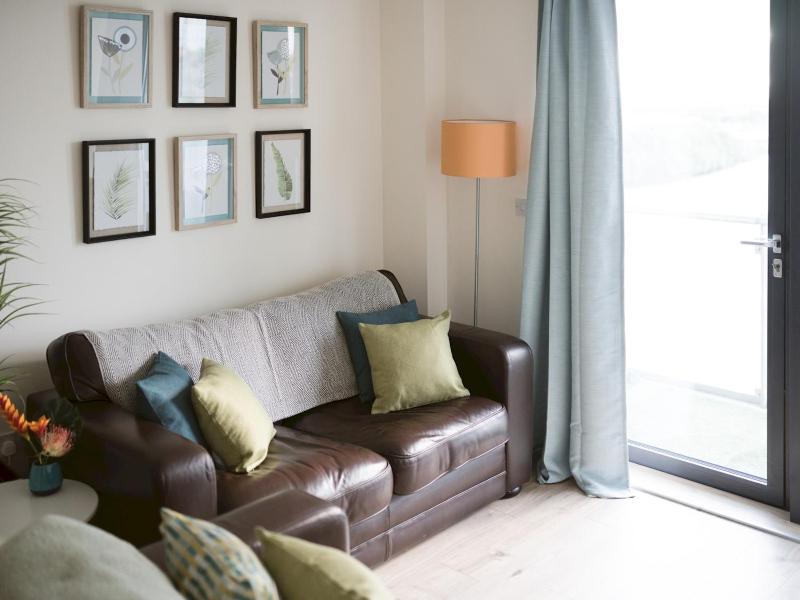 Pass the Keys Lovely 2-bed Glasgow Harbour with Parking and Views Images