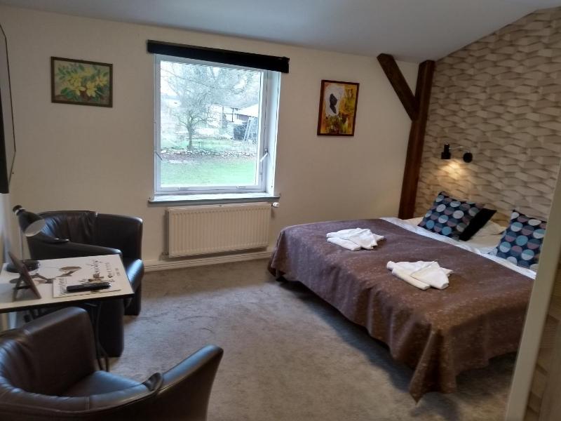 Double or Twin Room image 3