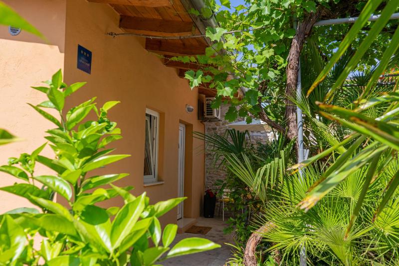 Eleonora Apartments Free Parking Garden & 5 Min to Beach - image 1