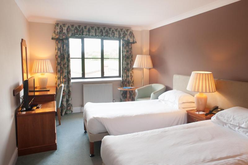 Twin Room image 4
