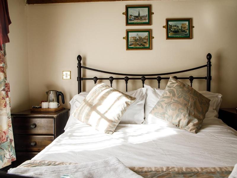 Double Room with Shared Bathroom image 1