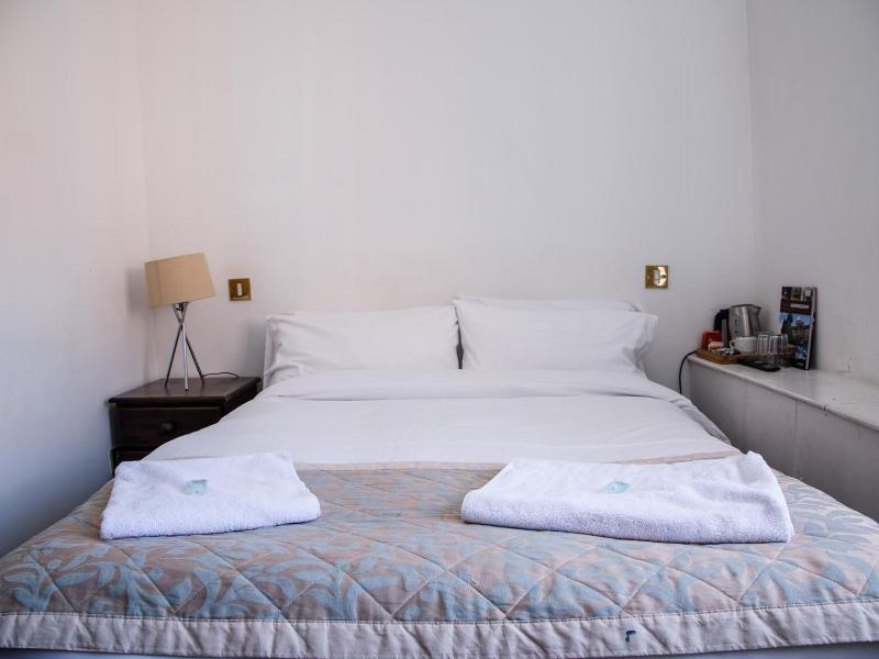 Single Room with Shared Bathroom image 1