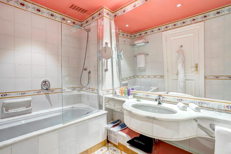 Standard Double or Twin Room image 4