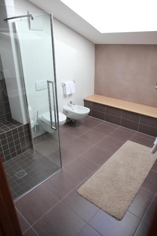 Quadruple Room with Balcony image 3