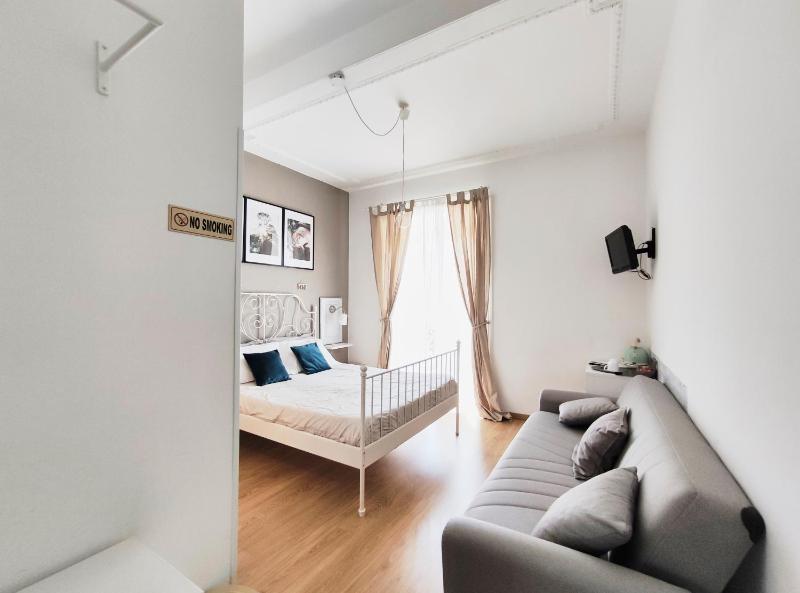 Superior Triple Room with Private Internal Bathroom image 2