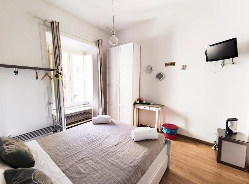 Double Room with Shared Bathroom image 3