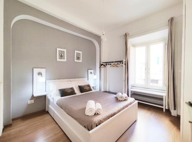 Double Room with Shared Bathroom image 2