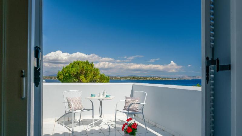 Double Room with Balcony and Sea View image 3