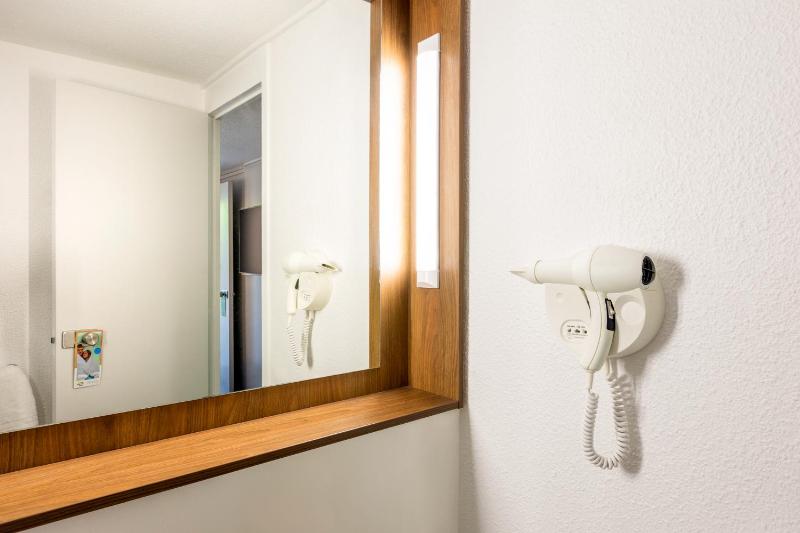 Standard Twin Room image 4