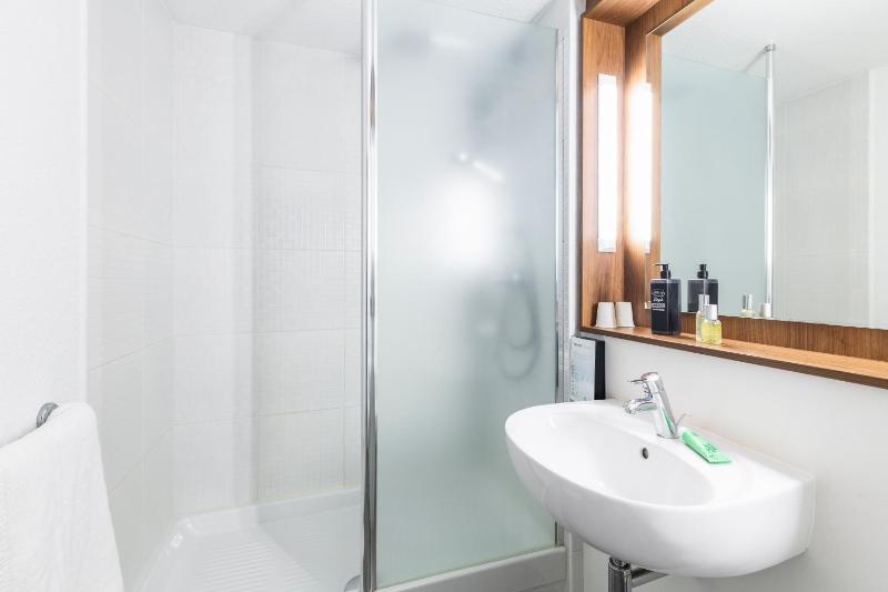 Standard Twin Room image 2