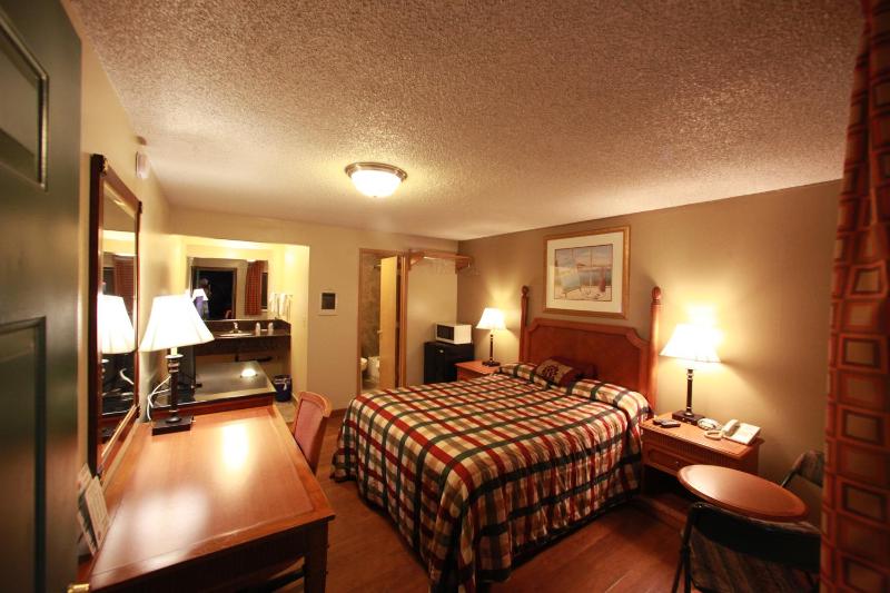 Queen Room image 2
