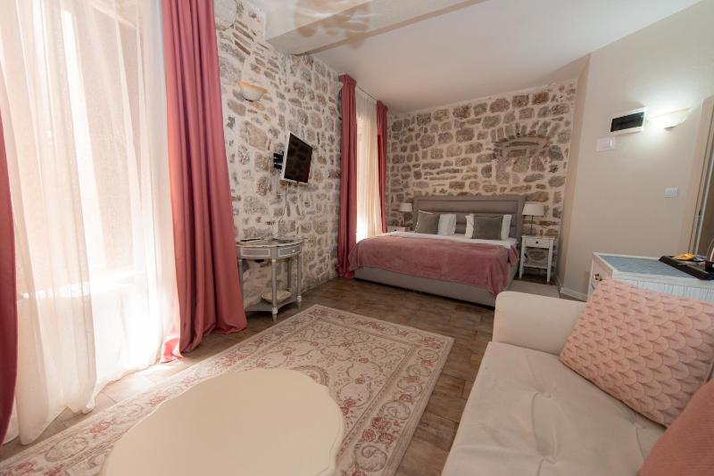 Deluxe Double Room image 1