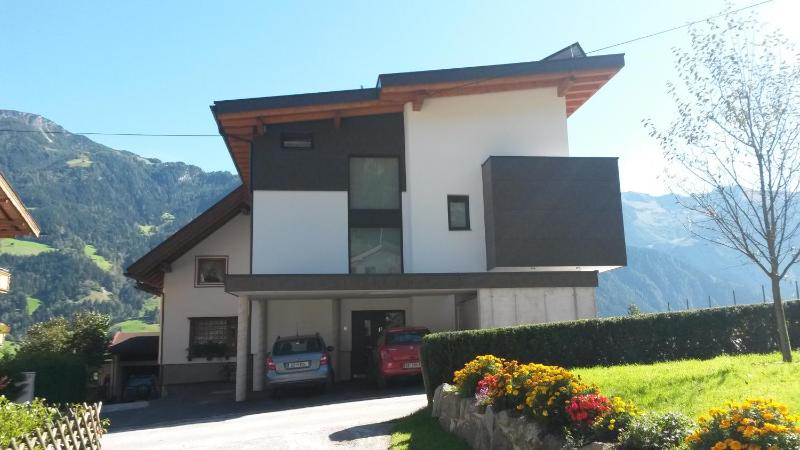 Two-Bedroom Apartment with Garden image 2