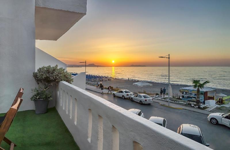 Studio Apartment with Sea View image 4