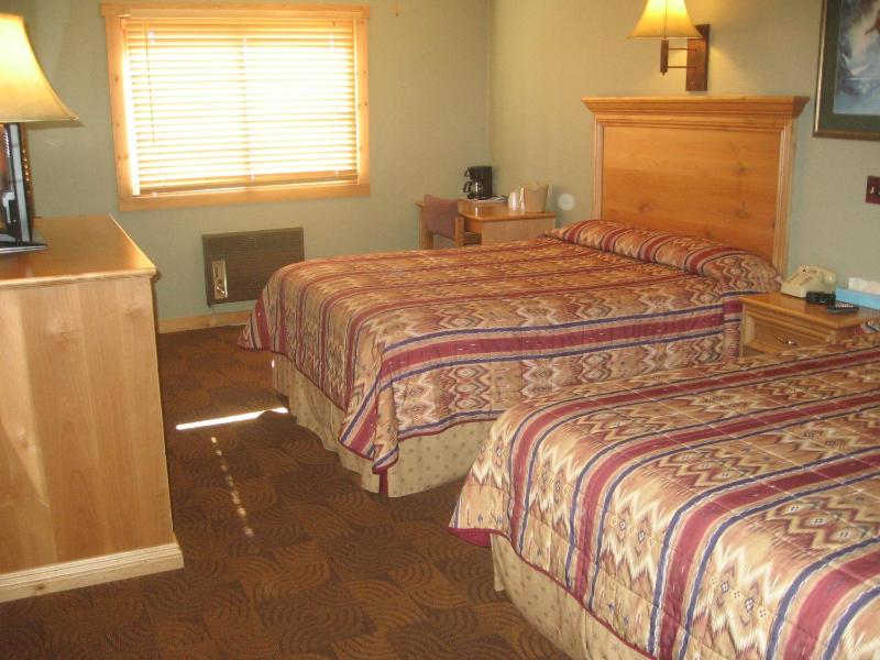 Queen Room with Two Queen Beds image 2