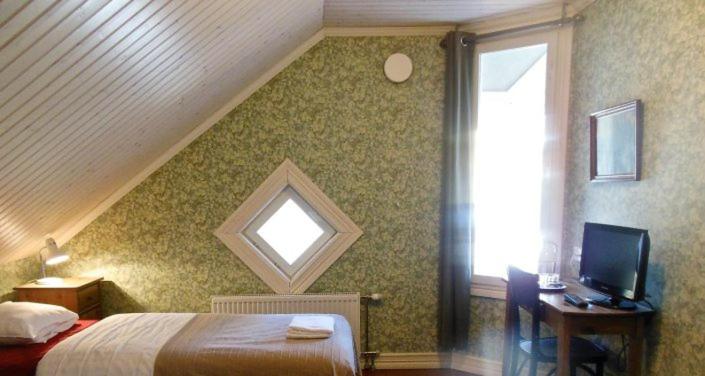 Twin Room with Shared Bathroom image 4