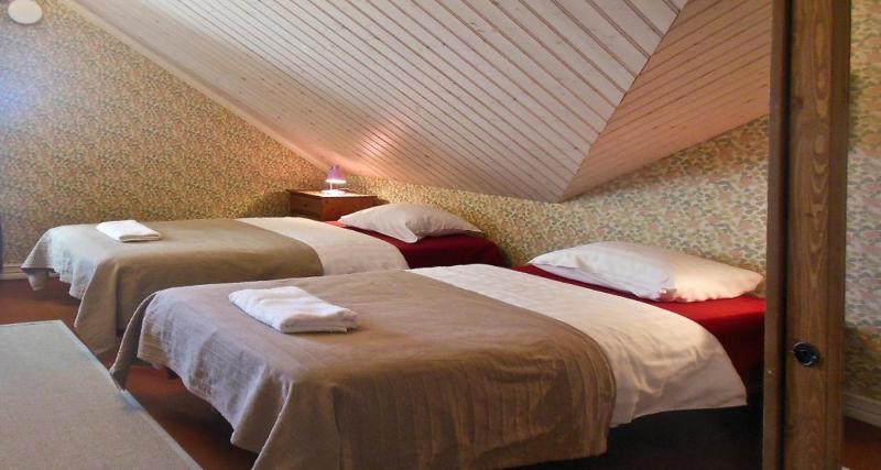 Standard Twin Room with Shared Bathroom image 2