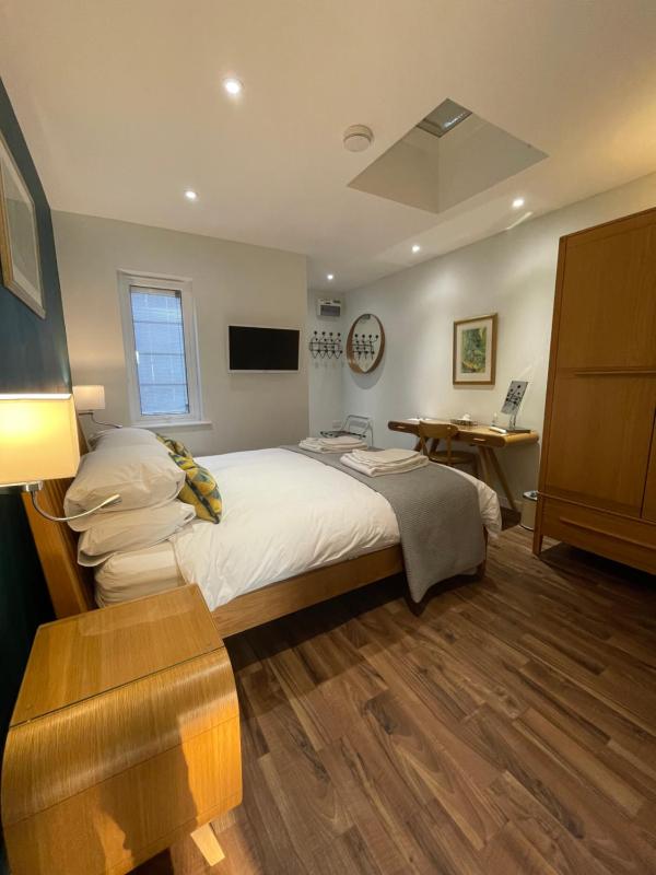 Deluxe Room image 3