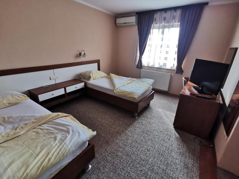 Twin Room image 3
