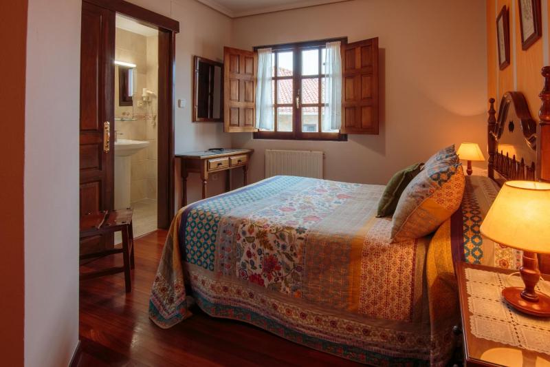 Economy Double or Twin Room image 4