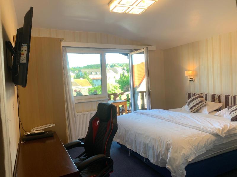 Double Room with Balcony image 3