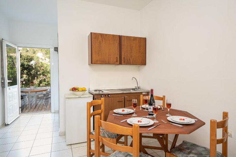 Family Room with Garden View image 4