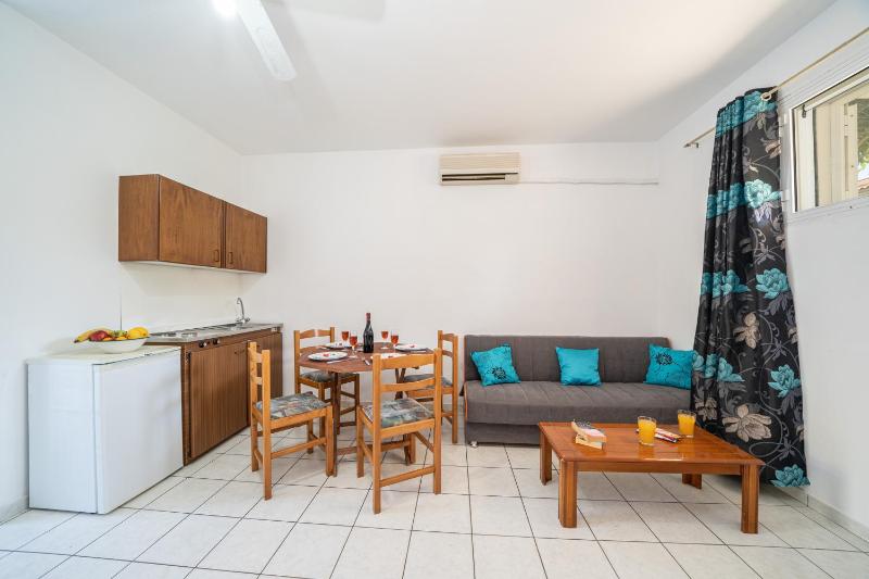 Family Room with Garden View image 3