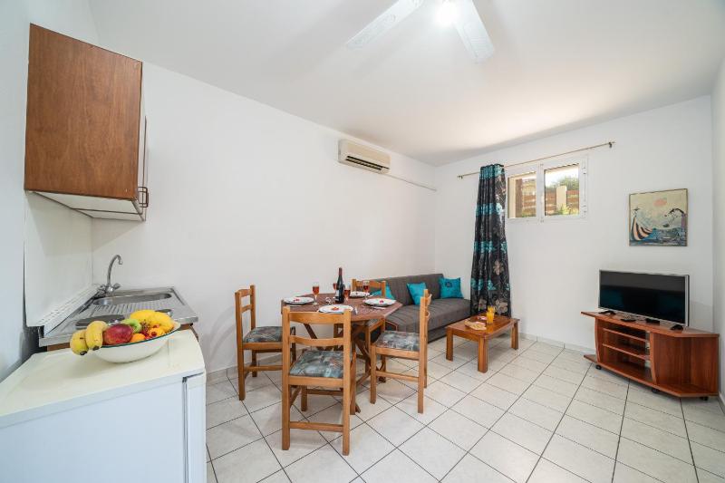 Family Room with Garden View image 2