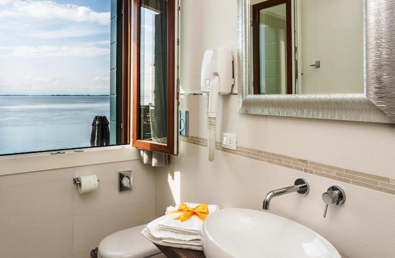 Double or Twin Room with Sea View image 4