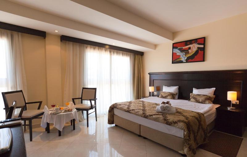 Standard Double Room image 4