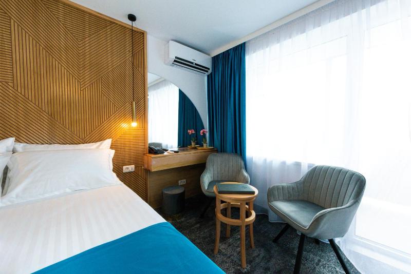 Vista Double Room Pool View image 1