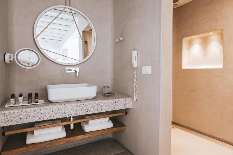Junior Suite with Private Pool & Sea View image 3