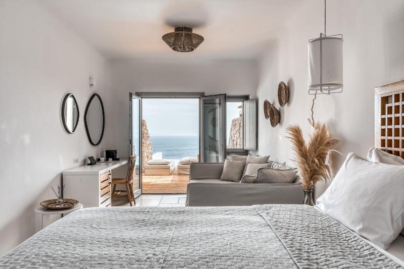 Premium Suite with Private Pool & Sea View image 3