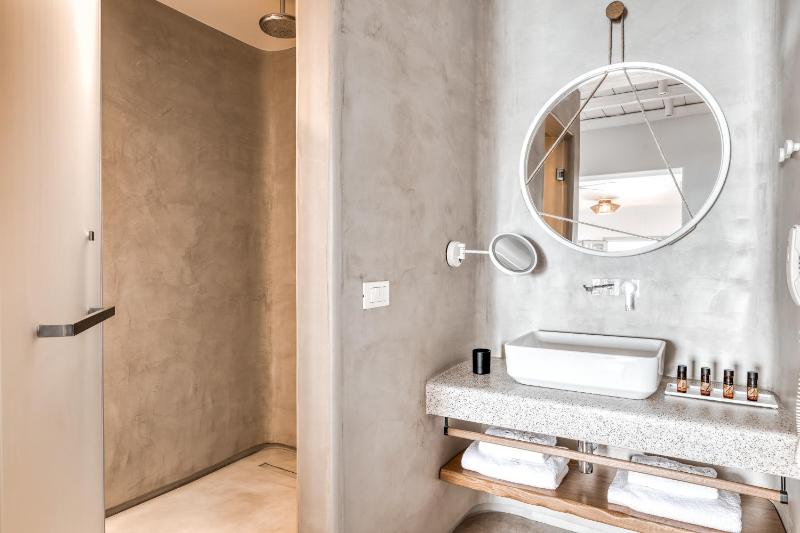 Junior Suite with Private Pool & Sea View image 4