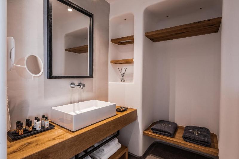 Deluxe Suite with Private Jacuzzi & Sea View image 4