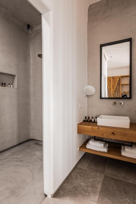 Deluxe Suite with Private Jacuzzi & Sea View image 2