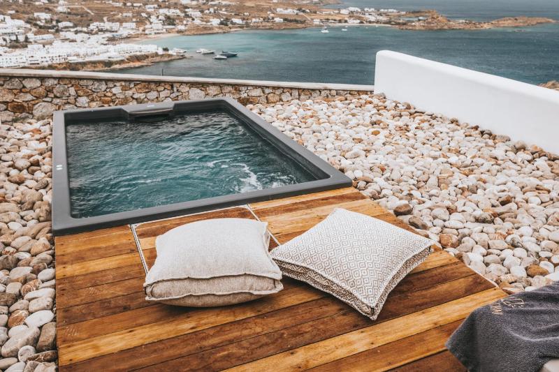 Deluxe Suite with Private Jacuzzi & Sea View image 1