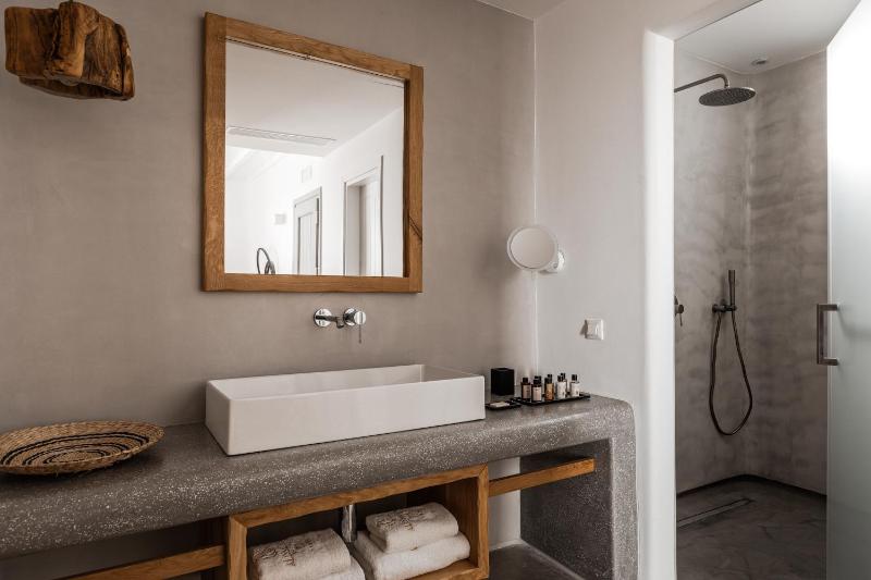Deluxe Suite with Private Jacuzzi & Sea View image 3