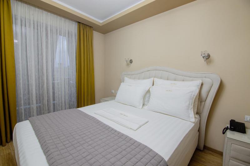 Double Room with Balcony image 1
