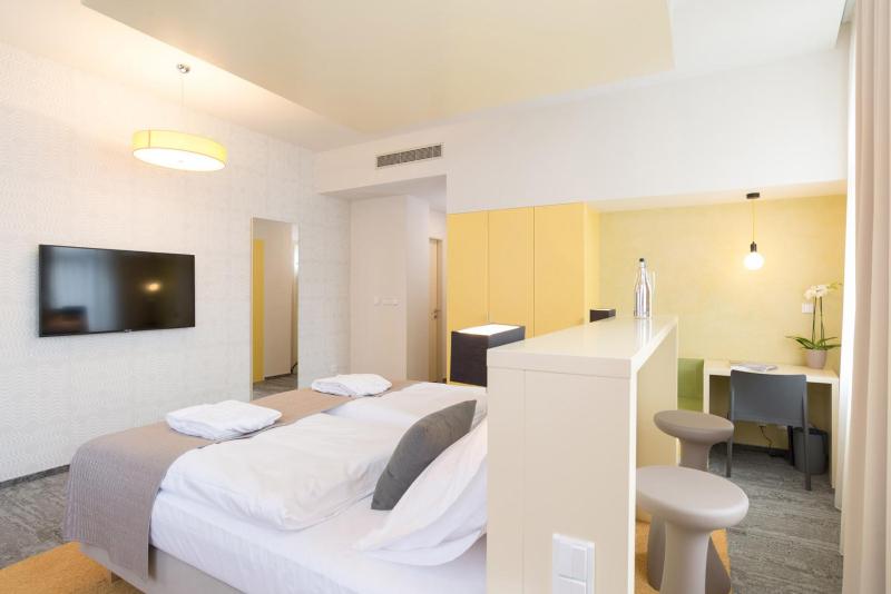 Deluxe Double Room image 2