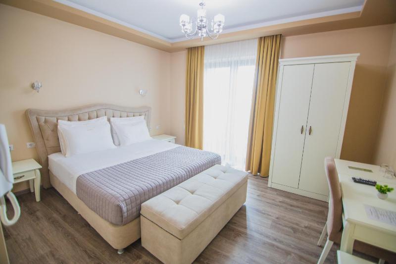 Double Room with Balcony image 2