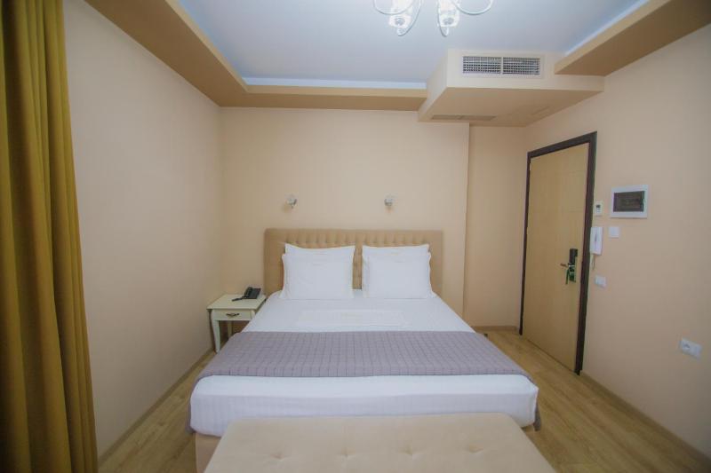 Deluxe Double Room image 3