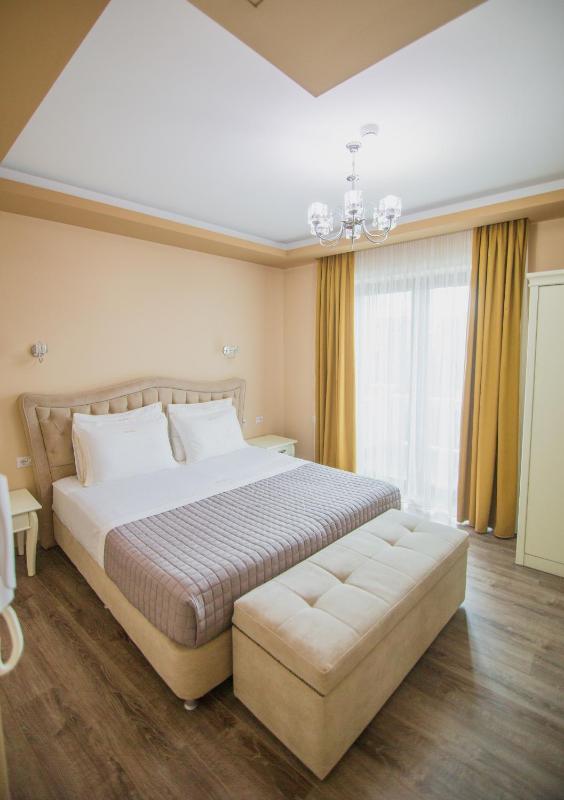 Double Room with Balcony image 3