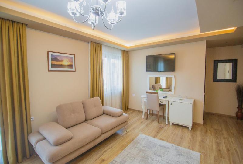 Triple Room with City View image 4