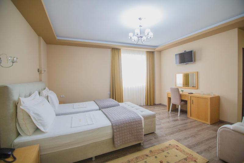 Deluxe Triple Room image 2