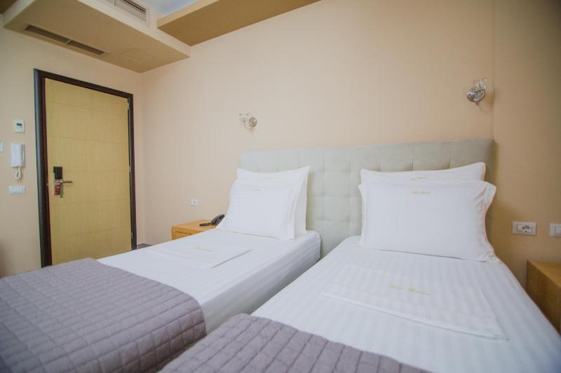 Deluxe Double Room image 4