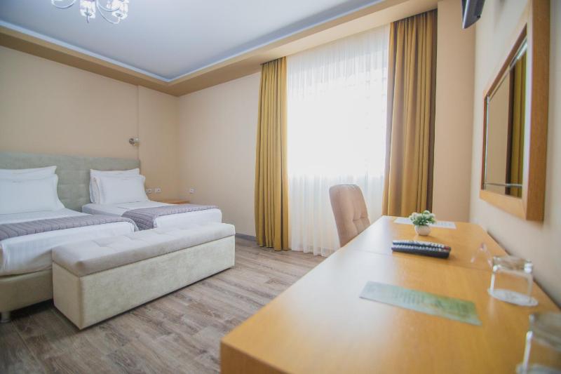 Deluxe Triple Room image 3