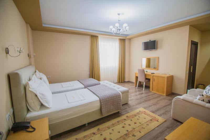 Deluxe Triple Room image 4